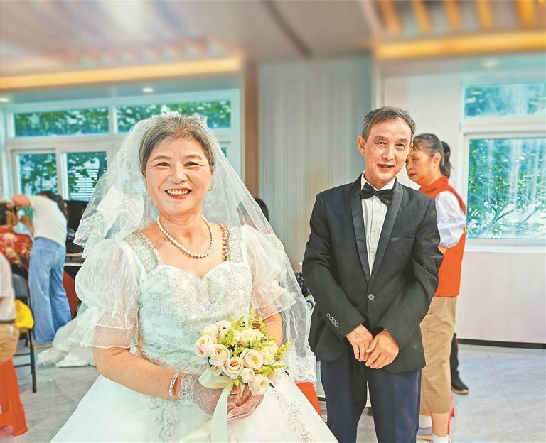 重陽節(jié)最浪漫的事！龍華福城街道為30對老夫妻贈拍婚紗照:拍婚紗照
